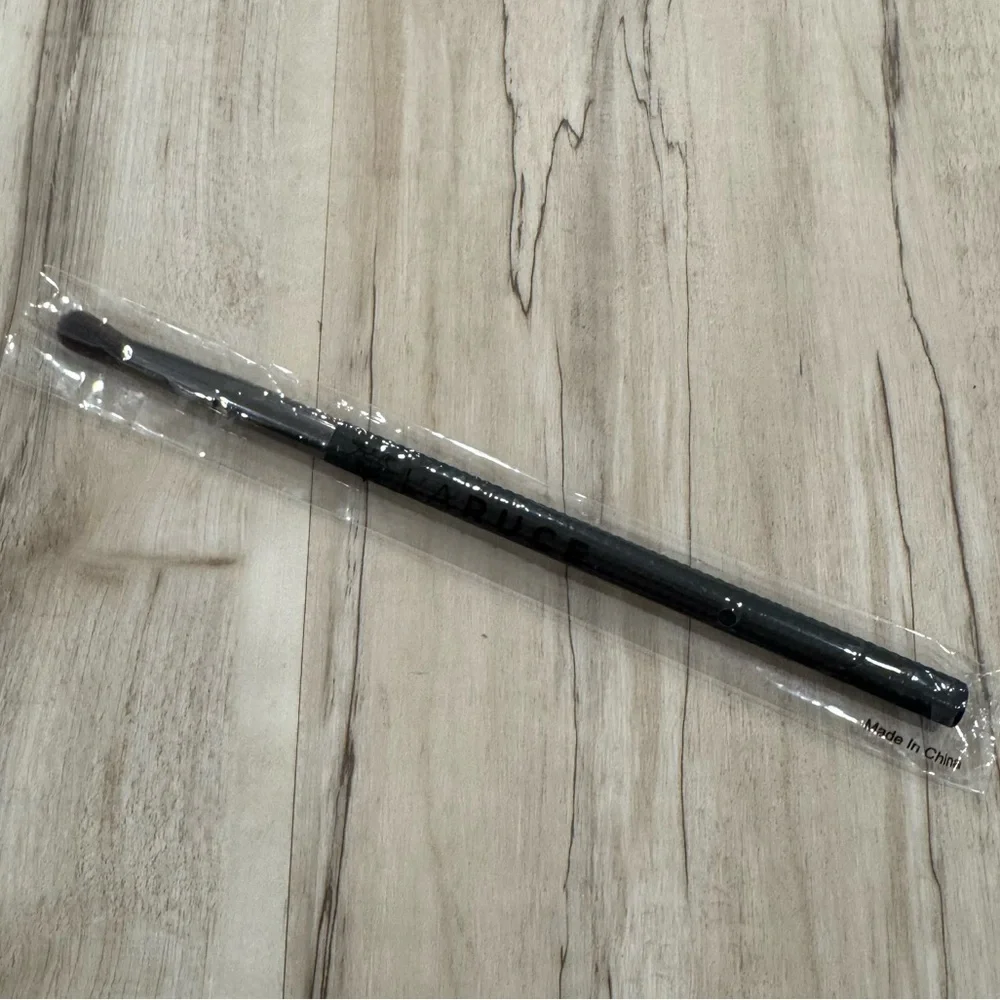 NWT Laruce Sleek Black Tapered Blending Brush LROO7